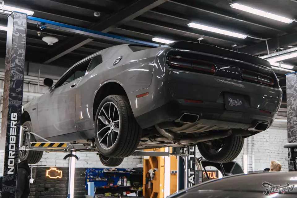 Замена подушек опоры двигателя на Dodge Challenger